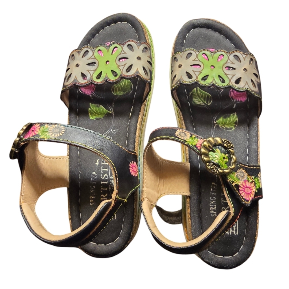 L'ATISTE Black and Green Sandals with Modern Flair